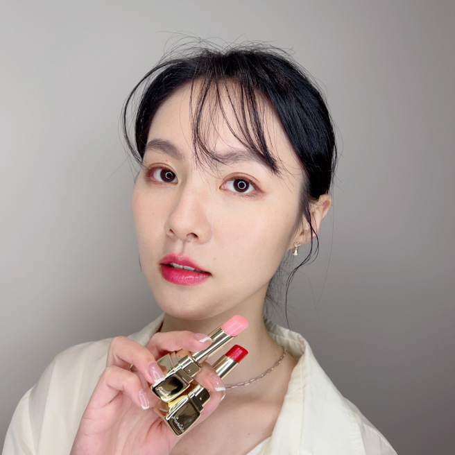  MODEL迭擦KISSKISS法式之吻波光蜜漾护唇膏258玫瑰裸粉、KISSKISS法式之吻波光水润唇膏749郁金香艷红。（邱映慈摄）
