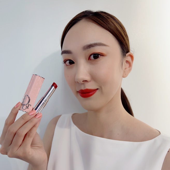 MODEL示范DIOR迪奥瘾诱唇膏#Dior 8，极致显白，既时髦又復古的砖红色，全新经典主打色，百搭抢眼。（邱映慈摄）
