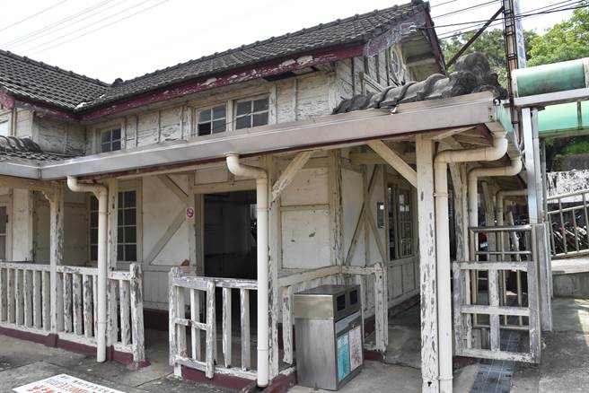 苗栗县造桥乡谈文火车站拥有百年歷史，是苗栗县政府县定歷史建筑，造型优美。（谢明俊摄）