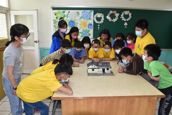 谈文国小师生利用收木材打造谈文火车站缩小版模型。（谢明俊摄）