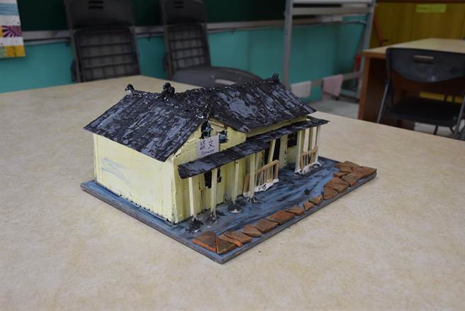 谈文国小师生利用收木材打造谈文火车站缩小版模型。（谢明俊摄）