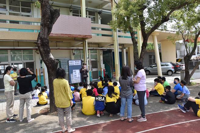 谈文国小校长曾瑞云倡导开放学风，让小朋友自在地在大树下上母语课。（谢明俊摄）