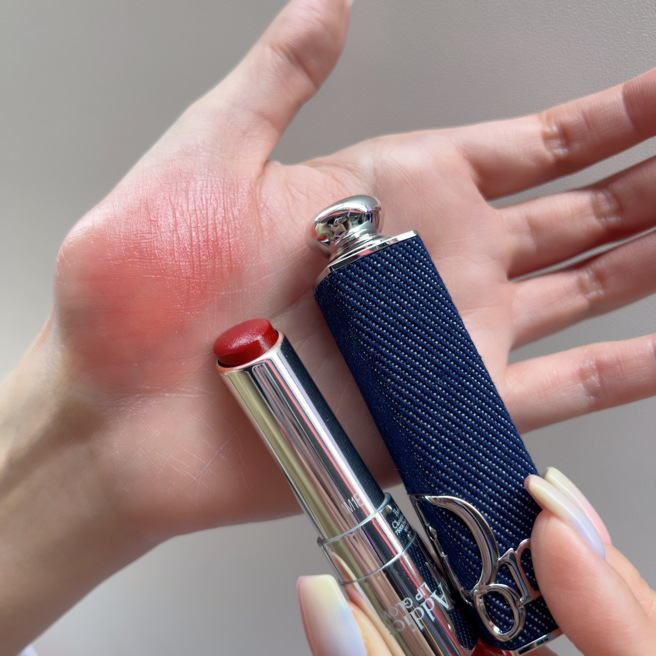 全新迪奥瘾诱粉漾润唇膏#Dior 8。（图／邱映慈摄）