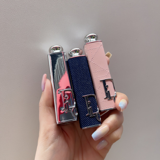 迪奥瘾诱唇膏推出3款精品级外壳。（图／邱映慈摄）