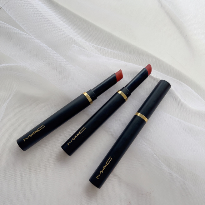 M‧A‧C丝柔粉雾奢缎唇膏昵称为「坏坏黑魔杖」，消光黑雾面管身，刻有闪耀夺目的金色M·A·C LOGO，管身上的一圈镶金时髦高冷得让人想立即拥有。（图／邱映慈摄）