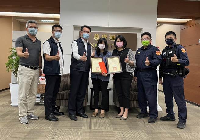 永康警分局长甘炎民(左三)前往国泰世华银行感谢行员协助警方为民眾守住200多万。(警方提供／曹婷婷台南传真)