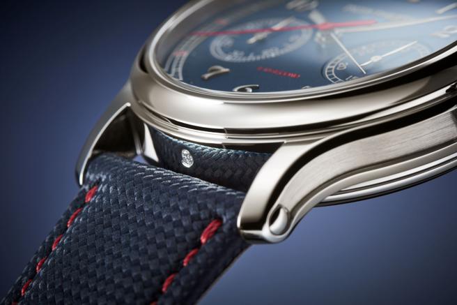 百达翡丽编号5470P-001十分之一秒单按把计时码表，红蓝对比色彩充满运动品味。（Patek Philippe提供）