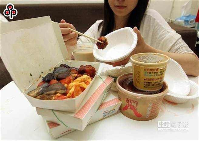 近年废纸餐具回收量大幅增加，从2018年的3万公吨、2019年8万公吨，受到近年鼓励回收纸餐具、外送平台盛行等，2020年、2021年增加至各约16万公吨。（报系资料照）