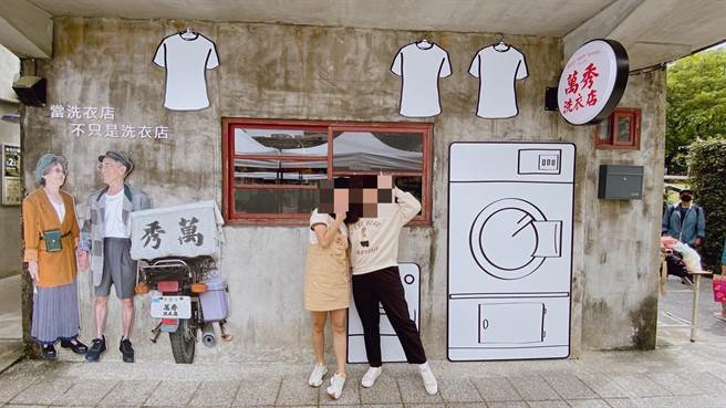 徐女与友人开心拍照时，准备动手行窃的林嫌刚好被拍到入镜。（翻摄照片／林郁平台北传真）