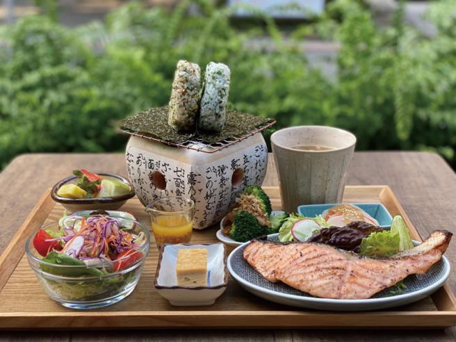 京站全新的糀日和Kouji Café，主打浓浓日本味的和食早午餐；香烤塩麴鲑鱼排套餐，推荐价428元。（京站提供）