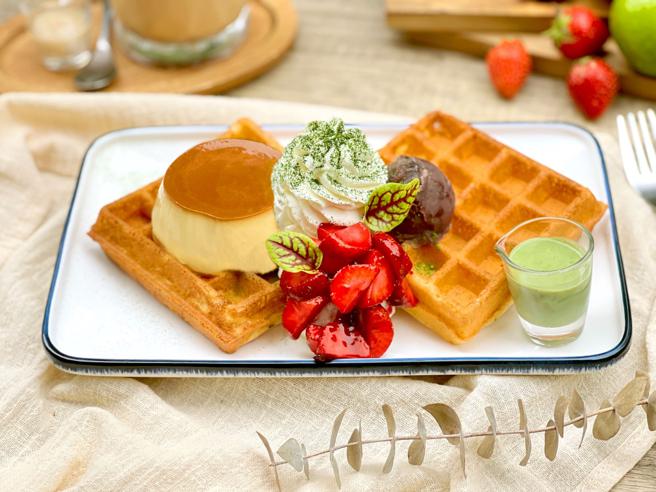 京站全新的糀日和Kouji Café，糀芙松饼及生乳布丁抹茶红豆，348元。（京站提供）