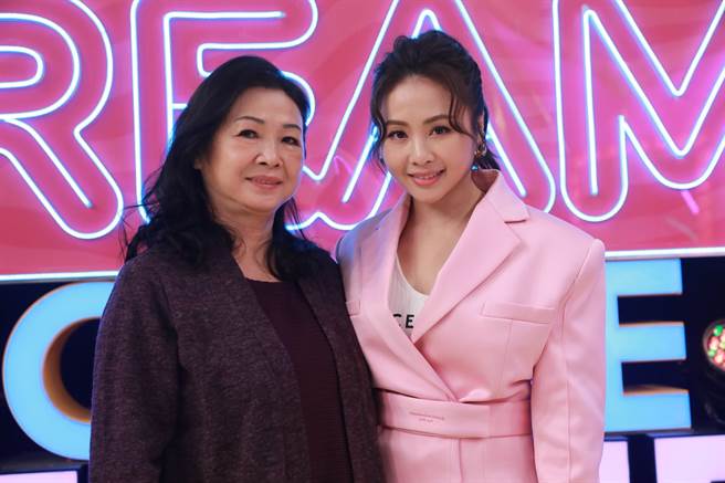 吴淑敏（右）感谢妈妈独自扶养她长大，现在还帮她照顾小孩。（民视提供）