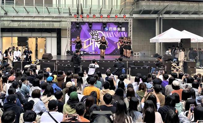 学生展现热力四射的街舞学习成果，吸引民眾驻足。（远东巨城提供／罗浚滨新竹传真）