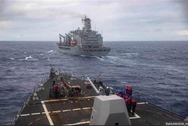 图为美国海军「劳夫强生号」（ USS Ralph Johnson）导弹驱逐舰今年2月26日传出穿越台湾海峡。（取自美国海军第七舰队脸书）