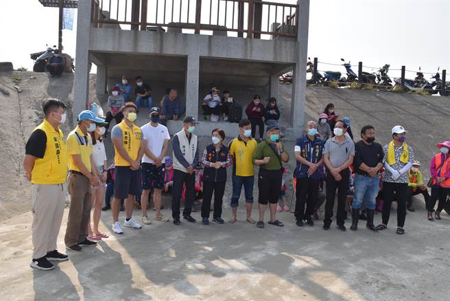 後龍鎮水尾社區承接傳統牽罟，9日在水尾沙灘舉辦牽罟活動。（謝明俊攝）