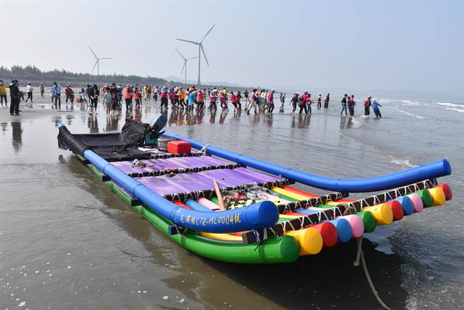 後龍水尾社區牽罟班特別整修新的罟筏，筏身全新七彩彩繪，讓人眼晴一亮。（謝明俊攝）