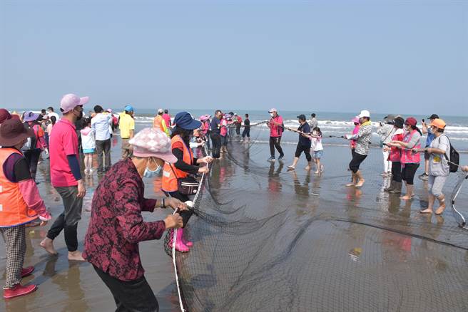 後龍水尾社區牽罟班新購罟網9日首度下水。（謝明俊攝）