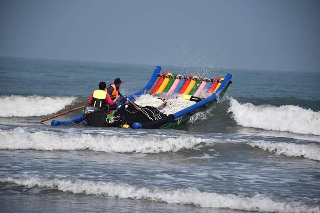 後龍水尾社區牽罟班打造新的罟筏及罟網，9日舉行處女秀首度下水捕魚。（謝明俊攝）