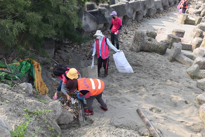 後龍水尾社區舉辦牽罟活動，動員全體在場人員淨灘。（謝明俊攝）