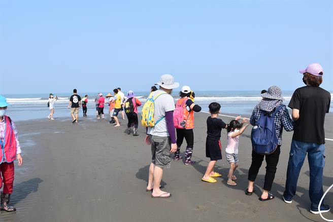 後龍水尾社區舉辦牽罟活動，9日上午在水尾沙灘登場。（謝明俊攝）