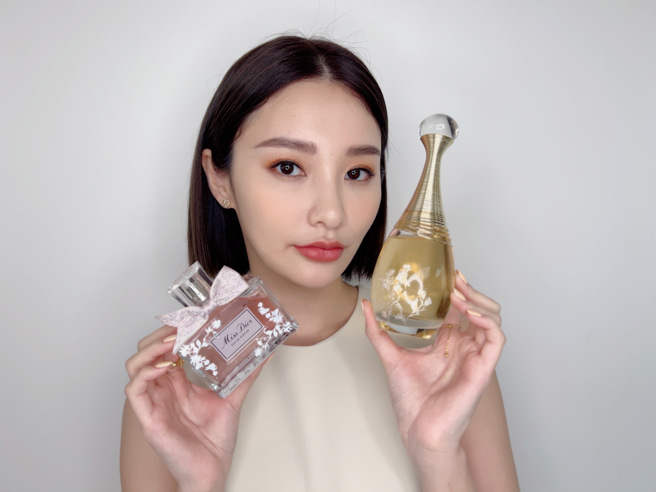 母亲节檔期雅诗兰黛、娇兰、DIOR、IPSA、童顏有机、aquaEveryday推出优惠活动，图中为DIOR香水在活动期间推出的「花卉浮雕贴纸」服务。（图／邱映慈摄）