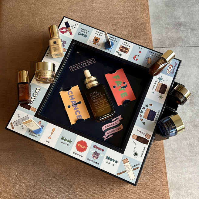 雅诗兰黛「美妆大富翁」买1送10非常划算，即日起开卖数量有限。（图／邱映慈摄）