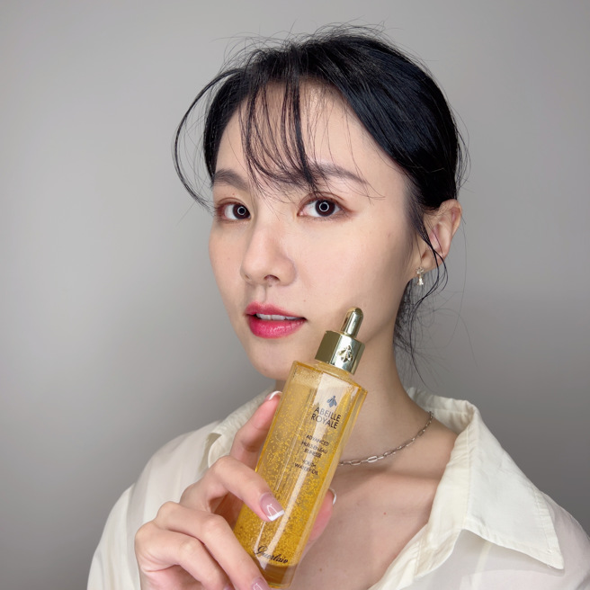 娇兰首次推出「限量豪华加大版」100ml小金瓶。（图／邱映慈摄）