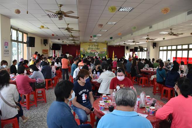 苗栗县政府9日在苗栗市清华活动中心举办劳工家庭日活动，教导劳工朋友栽植多肉植物。（谢明俊摄）