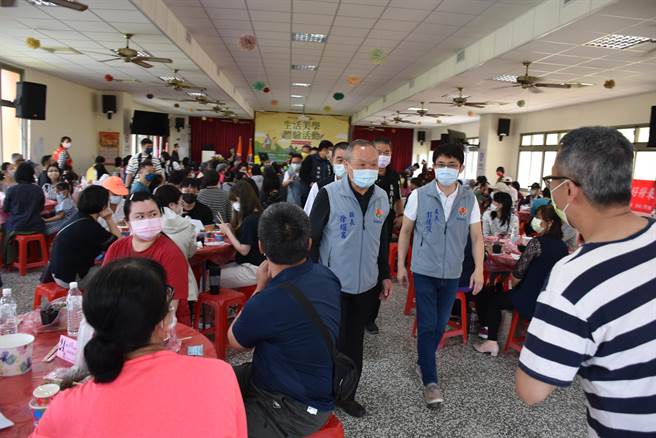 苗栗县政府9日在苗栗市清华活动中心举办劳工家庭日活动，县长徐耀昌到场参与。（谢明俊摄）