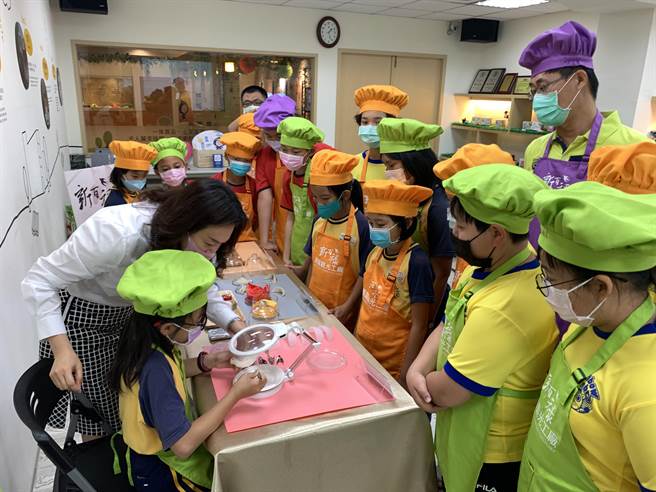 台南三股国小、龙岗国小和南大附小师生参观燕窝工厂。（刘秀芬摄）