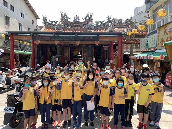 台南三股国小、龙岗国小和南大附小师生参观天坛。（刘秀芬摄）
