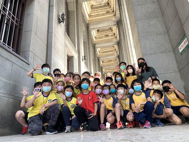 台南三股国小、龙岗国小和南大附小师生参观土地银行台南分行，观察外廊天花板家燕筑巢。（刘秀芬摄）