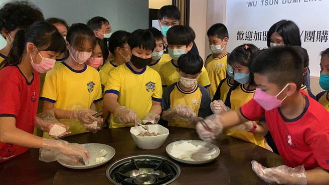 台南三股国小、龙岗国小和南大附小师生体验制作燕饺。（刘秀芬摄）