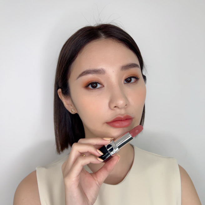 MODEL示范蓝星唇膏2022母亲节限量版#100杏仁烤奶。（图／邱映慈摄）