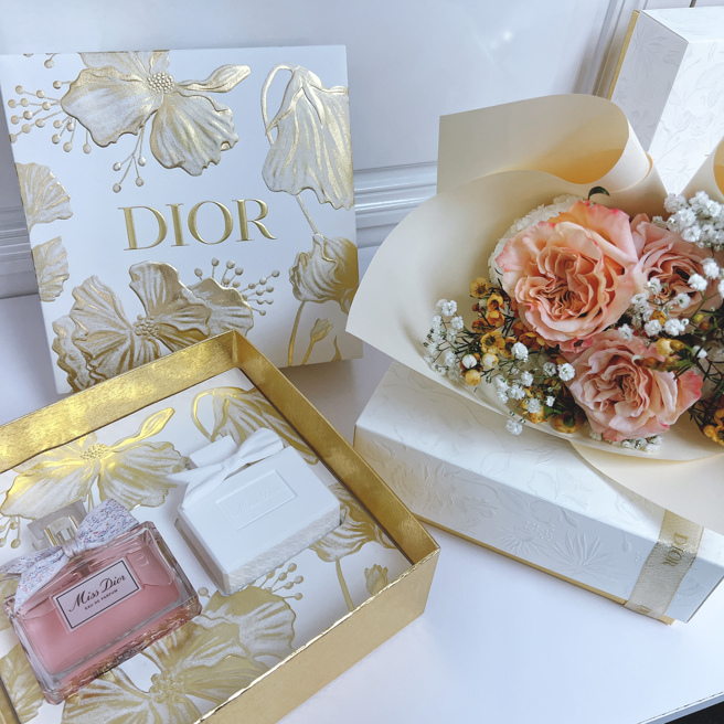图左为Miss Dior香氛陶瓷扩香组，图右为满额赠品「法式优雅鲜花花束」。（图／邱映慈摄）
