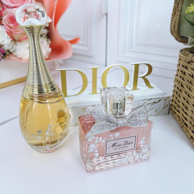 于「柯勒诺瓦花卉庄园」购买任一100ML以上香水，即可享有「花卉浮雕贴纸」服务。（图／邱映慈摄）