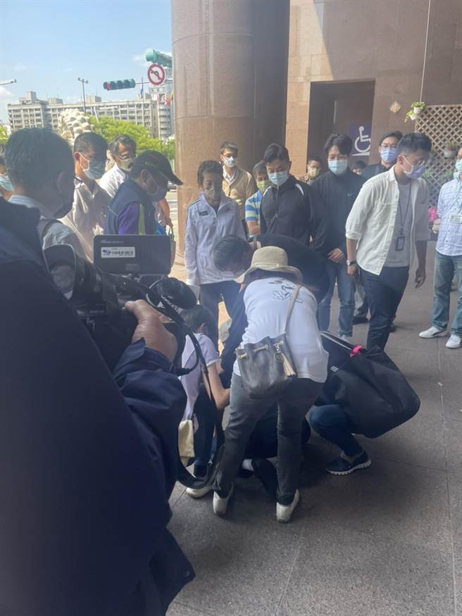 里民赴台北市政府向副市長黃珊珊下跪陳情。（讀者提供）