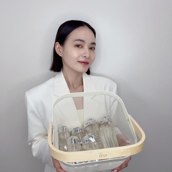 IPSA流金香槟塔组以及IPSA订制提篮。（图／邱映慈摄）
