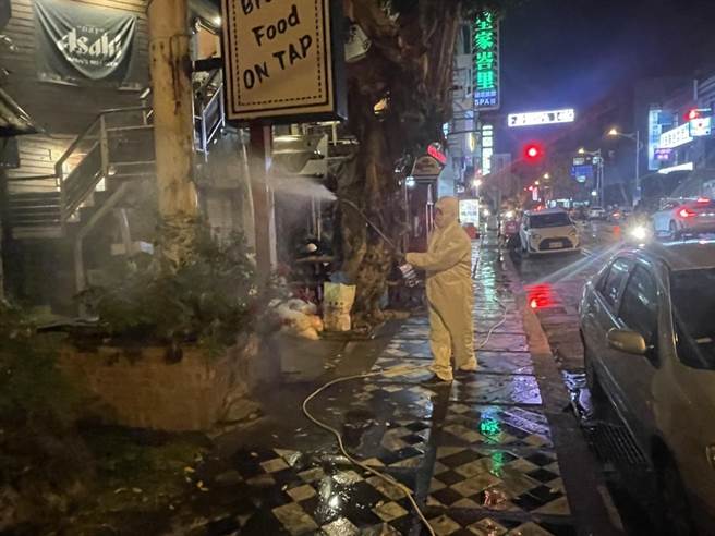 花蓮疫情暴增，因足跡多，縣府環保人員全天候消毒，圖片晚間到奧斯卡美式餐廳周邊清消。（花蓮縣府提供／王志偉花蓮傳真）