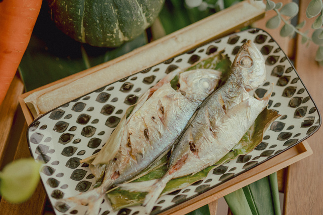 选用如目孔、鬼头刀等数量相对较多、对渔业资源消耗较少的洄游性鱼类作为料理食材，也是落实绿色饮食的一种表现。(摄影／庄智渊)