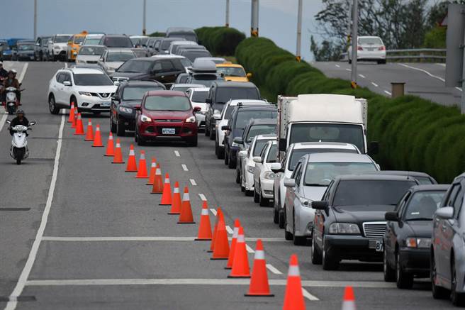 台11线富冈段每逢连续假日常塞车，中华大桥有如停车场，新辟替代道路可望发挥分流作用。（庄哲权摄）