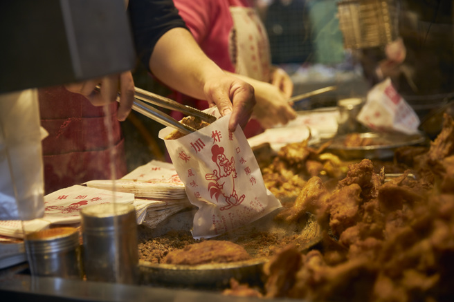 永春市场炸物摊所贩卖的熟食，可以作为上班族的午后点心，也能为下班后的餐桌增色。（摄影／黄政达）