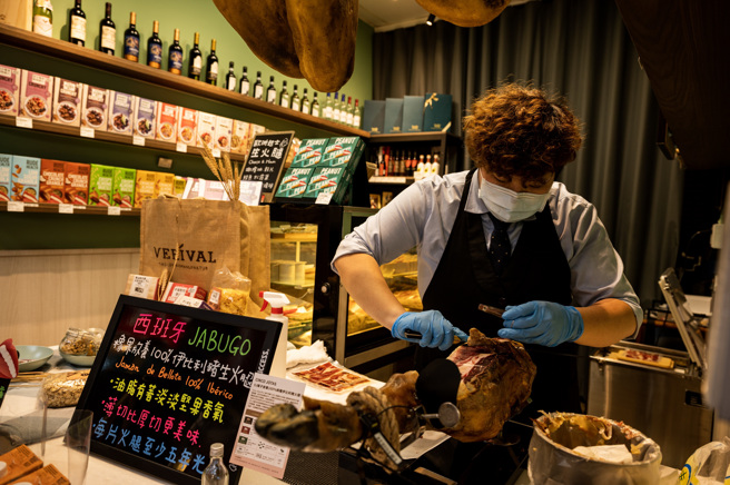 士东市场内有专卖欧美食材的商家，可轻松为餐食增添异国滋味。（摄影／陈冠凯）