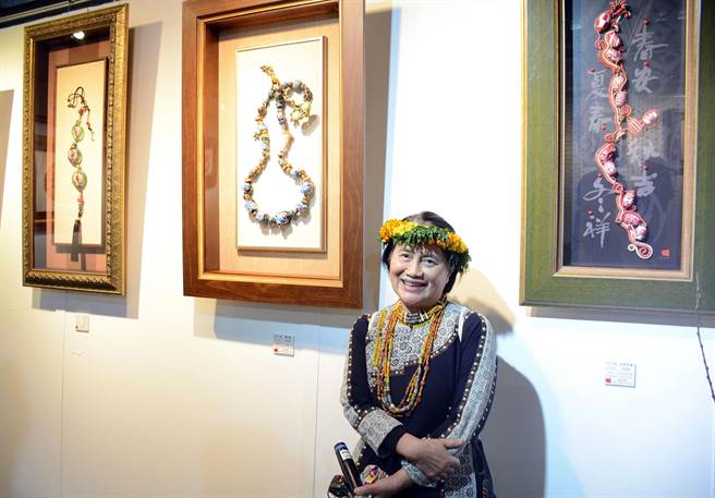 累积39年创作经验，施秀菊以穿梭古今为主题，于三地门乡文化会馆举办琉璃工艺展。（林和生摄）