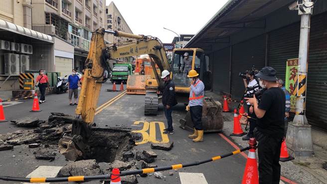市府水利局动员并调派挖土机进场抢修，预计今日下午6时完成紧急修復并开放市民通行。(高雄市政府水利局提供／林雅惠传真)