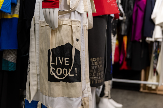 永續時尚賦予舊衣物、回收材質嶄新生命，不僅帶來美好的時尚體驗，也是一種對環境負責的生活方式。（攝影／林冠良）