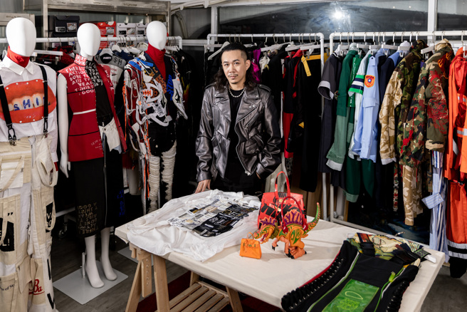 周裕穎的工作室裡擺放著各式「升級再造」的時尚作品，讓人看見永續時尚的多元可能。（攝影／林冠良）