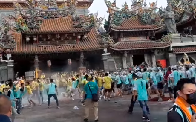 北港武德宫9日涌现大批信眾，其中嘉义、彰化的2个进香团在庙前广场发生群架斗殴，200多人打成一团相当混乱。（翻摄自脸书）
