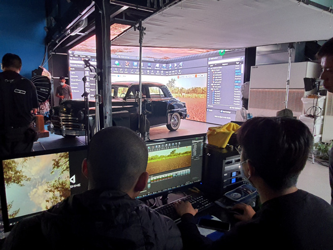 使用LED摄影棚，将拟真动画投影在萤幕上进行拍摄，替代传统绿幕，以及不易搭建的场景。(摄影／林家贤)