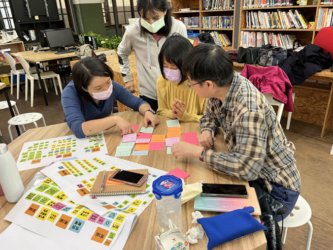 「社会设计」针对需要改善的社会议题，邀请不同领域的专家、设计师混搭组队，共同讨论出各种解决方案。（图／ 5_ DESIGN ACTION 社会设计平台）